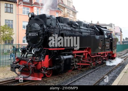 Locomotiva 997332-4 che gira intorno al suo treno dopo essere arrivata alla stazione Nordhausen Nord il 13 settembre 2024 nella regione della Turingia, Germania. Foto Stock