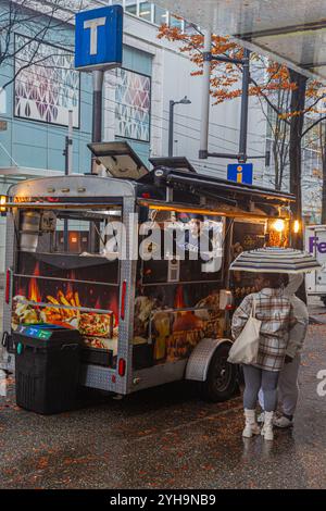 Venditore di cibo shawarma in una giornata di pioggia nel centro di Vancouver, Canada Foto Stock