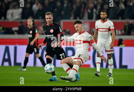 Zweikampf, Aktion Angelo Stiller VfB Stuttgart (06) gegen Mario Goetze Eintracht Frankfurt SGE (27) VfB Stuttgart vs. Eintracht Frankfurt, Fussball, 1. Bundesliga, Spieltag 10 Saison 2024/2025, 10.11.2024 REGOLAMENTI DFL VIETANO QUALSIASI USO DI FOTOGRAFIE COME SEQUENZE DI IMMAGINI E/O QUASI-VIDEO foto: Eibner-Pressefoto/Michael Weber Foto Stock