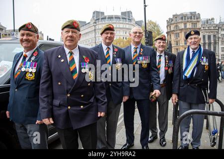 Londra, Regno Unito. 10 novembre 2024. Un gruppo di veterani militari posa per una fotografia. Fondata quindici anni fa dai tassisti di Londra, Poppy Cabs offre viaggi gratuiti per i veterani militari che partecipano all'annuale Remembrance Day Service al Cenotaph di Westminster, Londra. Ispirati al Poppy Appeal della Royal British Legion, dove le spille rosse del papavero vengono scambiate con donazioni di beneficenza, questi tassisti si organizzano sotto l'iniziativa "Poppy Cabs". Ogni anno, gli autisti offrono corse gratuite ai veterani dalle principali stazioni ferroviarie di Londra, garantendo loro Foto Stock