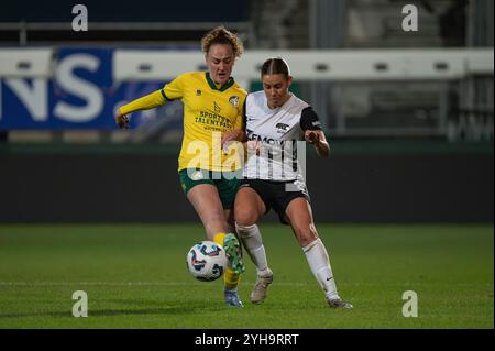 Sittard, Paesi Bassi. 10 novembre 2024. Sittard, Paesi Bassi, 10 novembre 2024: Jasmijn van Uden (21 AZ Alkmaar Vrouwen) e Briony Stauffenberg (23 fortuna Sittard Vrouwen) combattono per la palla (duello) durante la partita Azerion Vrouwen Eredivisie tra fortuna Sittard Vrouwen e AZ Vrouwen al fortuna Sard Stadion a Sittard, Paesi Bassi. /Alamy Live News Foto Stock