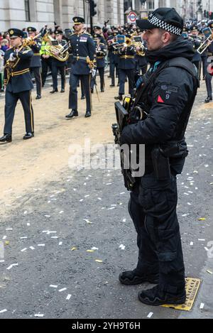 Ufficiale di polizia armato in servizio alla parata del Lord Mayor's Show 2024 nella City di Londra, Regno Unito. Evento storico e tradizionale. Foto Stock