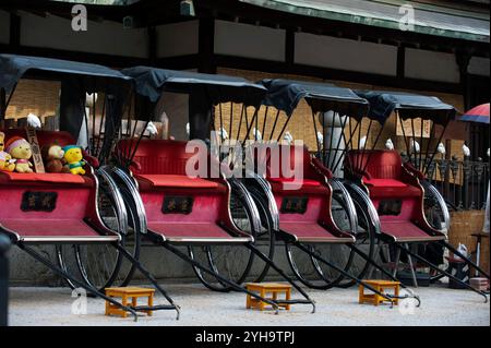Risciò di fronte all'"honkan", o edificio principale, presso le terme termali Dogo Onsen a Matsuyama, Ehime, il più antico onsen del Giappone. Foto Stock