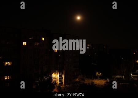 Zona residenziale di notte nel cortile di edifici a più piani durante la guerra nella città di Gorishni Plavni in Ucraina, città notturna Foto Stock