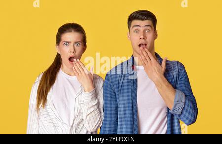 Divertente coppia sorpresa vedere qualcosa di strano e spaventato Foto Stock