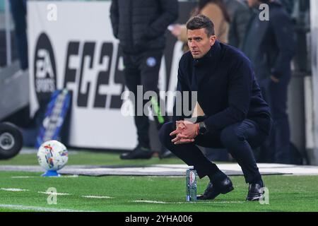 Torino, Italia. 9 novembre 2024. Thiago Motta capo allenatore della Juventus FC guarda durante la partita di calcio di serie A 2024/25 tra Juventus FC e Torino FC all'Allianz Stadium. FINAL SCOREJuventus 2 | 0 Torino (foto di Fabrizio Carabelli/SOPA Images/Sipa USA) crediti: SIPA USA/Alamy Live News Foto Stock