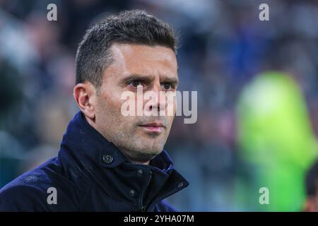 Torino, Italia. 9 novembre 2024. Thiago Motta capo allenatore della Juventus FC guarda durante la partita di calcio di serie A 2024/25 tra Juventus FC e Torino FC all'Allianz Stadium. FINAL SCOREJuventus 2 | 0 Torino (foto di Fabrizio Carabelli/SOPA Images/Sipa USA) crediti: SIPA USA/Alamy Live News Foto Stock