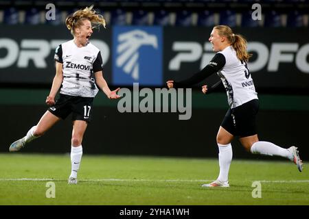 SITTARD, PAESI BASSI - 10 NOVEMBRE: Ilvy Zijp di AZ Alkmaar celebra il suo gol con Djoeke de Ridder di AZ Alkmaar durante l'Azerion Vrouwen Eredivisie match tra fortuna Sittard e AZ Alkmaar al fortuna Sittard Stadion il 10 novembre 2024 a Sittard, Paesi Bassi (foto di Orange Pictures/Orange Pictures) crediti: Orange Pics BV/Alamy Live News Foto Stock