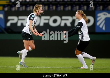 SITTARD, PAESI BASSI - 10 NOVEMBRE: Ilvy Zijp di AZ Alkmaar celebra il suo gol con Djoeke de Ridder di AZ Alkmaar durante l'Azerion Vrouwen Eredivisie match tra fortuna Sittard e AZ Alkmaar al fortuna Sittard Stadion il 10 novembre 2024 a Sittard, Paesi Bassi (foto di Orange Pictures/Orange Pictures) crediti: Orange Pics BV/Alamy Live News Foto Stock