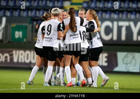 SITTARD, PAESI BASSI - 10 NOVEMBRE: Ilvy Zijp di AZ Alkmaar celebra il suo gol con Djoeke de Ridder di AZ Alkmaar durante l'Azerion Vrouwen Eredivisie match tra fortuna Sittard e AZ Alkmaar al fortuna Sittard Stadion il 10 novembre 2024 a Sittard, Paesi Bassi (foto di Orange Pictures/Orange Pictures) crediti: Orange Pics BV/Alamy Live News Foto Stock