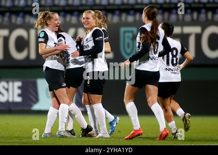 SITTARD, PAESI BASSI - 10 NOVEMBRE: Ilvy Zijp di AZ Alkmaar celebra il suo gol con Djoeke de Ridder di AZ Alkmaar durante l'Azerion Vrouwen Eredivisie match tra fortuna Sittard e AZ Alkmaar al fortuna Sittard Stadion il 10 novembre 2024 a Sittard, Paesi Bassi (foto di Orange Pictures/Orange Pictures) crediti: Orange Pics BV/Alamy Live News Foto Stock