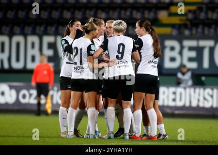 SITTARD, PAESI BASSI - 10 NOVEMBRE: Ilvy Zijp di AZ Alkmaar celebra il suo gol con Djoeke de Ridder di AZ Alkmaar durante l'Azerion Vrouwen Eredivisie match tra fortuna Sittard e AZ Alkmaar al fortuna Sittard Stadion il 10 novembre 2024 a Sittard, Paesi Bassi (foto di Orange Pictures/Orange Pictures) crediti: Orange Pics BV/Alamy Live News Foto Stock