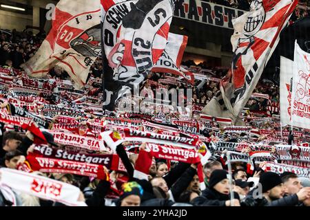 VfB-Fans mit Schals, Fanschal Stuttgart, Symbolfoto GER, VfB Stuttgart (VFB) vs. Eintracht Frankfurt (SGE), Fussball, Maenner, Herren, 1. Bundesliga, 10 anni. Spieltag, Saison 2024/2025, 10.11.2024 NORMATIVE DFL/DFB VIETANO QUALSIASI USO DI FOTOGRAFIE COME SEQUENZE DI IMMAGINI E/O QUASI-VIDEO foto: Eibner-Pressefoto/Oliver Schmidt Foto Stock