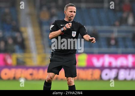 Arbitro David Webb durante il match per il titolo Sky Bet Burnley vs Swansea City a Turf Moor, Burnley, Regno Unito, 10 novembre 2024 (foto di Cody Froggatt/News Images) Foto Stock