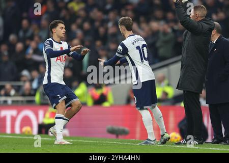 Londra, Regno Unito. 10 novembre 2024. Il centrocampista del Tottenham Hotspur Brennan Johnson (22 anni) è sostituito dal centrocampista del Tottenham Hotspur James Maddison (10 anni) durante la partita tra Tottenham Hotspur FC e Ipswich Town FC English Premier League al Tottenham Hotspur Stadium, Londra, Inghilterra, Regno Unito il 10 novembre 2024 Credit: Every Second Media/Alamy Live News Foto Stock