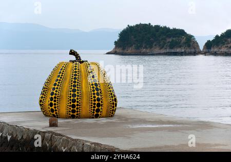 L'artista giapponese Kusama Yayoi ha creato pezzi d'arte gourd colorati in mostra all'esterno sull'isola d'arte giapponese di Naoshima nel Mare interno, Kagawa, Giappone. Foto Stock