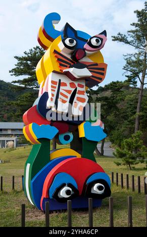 Colorata scultura "rana e gatto" dell'artista Karel Appel presso il sito d'arte Benesse sull'isola d'arte di Naoshima nel Mare interno di Seto, Kagawa, Giappone. Foto Stock