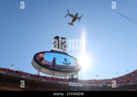 Kansas City, Missouri, Stati Uniti. 10 novembre 2024. Un V22 Osprey dei Marine degli Stati Uniti esegue un sorpasso durante l'inno nazionale prima di una partita tra i Kansas City Chiefs e i Denver Broncos al GEHA Field all'Arrowhead Stadium di Kansas City, Missouri. David Smith/CSM/Alamy Live News Foto Stock