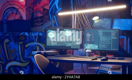 Sistema informatico high-tech che esegue codice dannoso in cantina vuoto, ripresa da fotocamera portatile. Monitor PC in un nascondiglio criminale vuoto illuminato al neon utilizzato dagli hacker per commettere attività illegali, telecamera B. Foto Stock