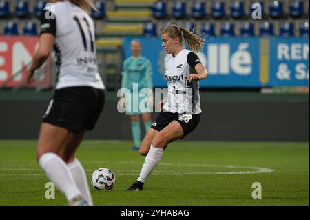 Sittard, Paesi Bassi. 10 novembre 2024. Sittard, Paesi Bassi, 10 novembre 2024: Maudy Stoop (23 AZ Alkmaar Vrouwen) spara la palla (azione) durante la partita Azerion Vrouwen Eredivisie tra fortuna Sittard Vrouwen e AZ Vrouwen al fortuna Sittard Stadion di Sittard, Paesi Bassi (Martin Pitsch/SPP) credito: SPP Sport Press Photo. /Alamy Live News Foto Stock