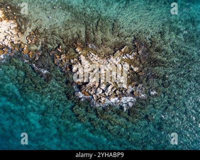 Scogliere in mezzo al mare dall'alto, scatta foto da un drone in una giornata di sole Foto Stock