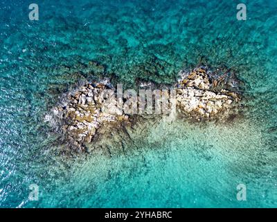 Scogliere in mezzo al mare dall'alto, scatta foto da un drone in una giornata di sole Foto Stock