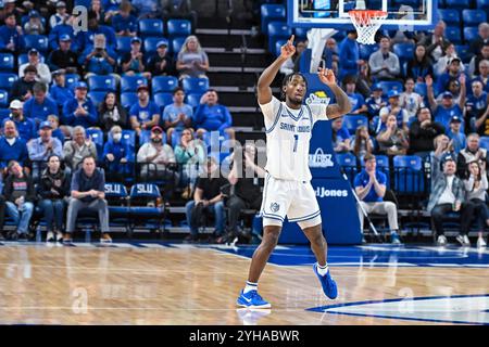 10 NOVEMBRE 2024: La guardia dei Saint Louis Billikens, Isaiah Swope (1), segna il gioco difensivo in una partita di stagione regolare dove gli Avila Eagles visitarono i Saint Louis Billikens. Tenuto alla Chaifetz Arena di St. Louis, Missouri domenica 10 novembre 2024 Richard Ulreich/CSM Foto Stock