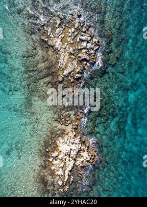 Scogliere in mezzo al mare dall'alto, scatta foto da un drone in una giornata di sole Foto Stock