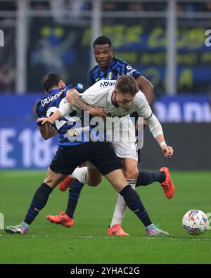 Milano, Italia. 10 novembre 2024. Denzel Dumfries dell'FC Internazionale guarda mentre il compagno di squadra Hakan Calhanoglu fa cadere Scott McTominay della SSC Napoli durante la partita di serie A A Giuseppe Meazza, Milan. Il credito per immagini dovrebbe essere: Jonathan Moscrop/Sportimage Credit: Sportimage Ltd/Alamy Live News Foto Stock