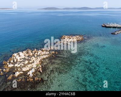 Scogliere in mezzo al mare dall'alto, scatta foto da un drone in una giornata di sole Foto Stock