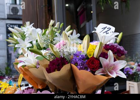 Mazzi di fiori colorati in vendita in Plaza Tirso de Molina in occasione del giorno di Ognissanti a Madrid, Spagna. Foto Stock