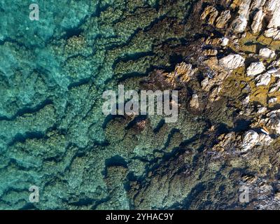 Scogliere in mezzo al mare dall'alto, scatta foto da un drone in una giornata di sole Foto Stock