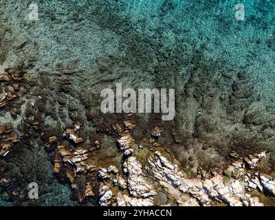 Scogliere in mezzo al mare dall'alto, scatta foto da un drone in una giornata di sole Foto Stock