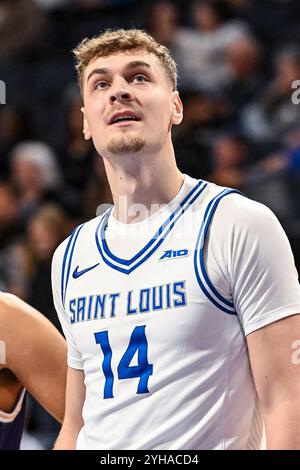 10 NOVEMBRE 2024: L'attaccante dei Saint Louis Billikens Kilian Brockhoff (14) in una partita di stagione regolare dove gli Avila Eagles visitarono i Saint Louis Billikens. Tenuto alla Chaifetz Arena di St. Louis, Missouri domenica 10 novembre 2024 Richard Ulreich/CSM Foto Stock