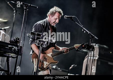 9 novembre 2024, Piacenza, Italia: La band fiamminga DEUS si esibisce al Teatro Municipale di Piacenza, nell'ambito del Barezzi Festival. (Credit Image: © Carlo Vergani/Pacific Press via ZUMA Press Wire) SOLO PER USO EDITORIALE! Non per USO commerciale! Foto Stock