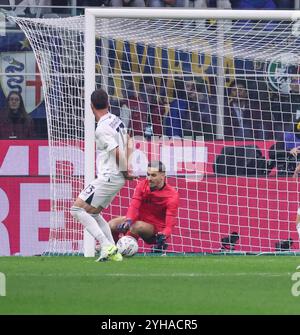 Milano, Lombardia, ITALIA. 11 novembre 2024. Durante la partita di calcio del 10/11/2024, valida per il campionato italiano di serie A - 2024/25 a Milano allo Stadio San Siro tra FC International Milan e SSC Napoli. Nella foto: Alex Meret di SSC Napoli (Credit Image: © Fabio Sasso/ZUMA Press Wire) SOLO USO EDITORIALE! Non per USO commerciale! Foto Stock