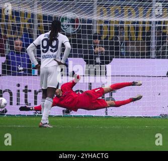 Milano, Lombardia, ITALIA. 11 novembre 2024. Durante la partita di calcio del 10/11/2024, valida per il campionato italiano di serie A - 2024/25 a Milano allo Stadio San Siro tra FC International Milan e SSC Napoli. Nella foto: Alex Meret di SSC Napoli (Credit Image: © Fabio Sasso/ZUMA Press Wire) SOLO USO EDITORIALE! Non per USO commerciale! Foto Stock