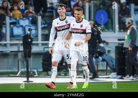 Roma, Italia, Italia. 10 novembre 2024. Jesper KARLSSON di Bologna festeggia il suo gol con Juan MIRANDA di Bologna durante la partita di serie A tra AS Roma e Bologna allo Stadio Olimpico il 10 novembre 2024 a Roma. (Credit Image: © Matthieu Mirville/ZUMA Press Wire) SOLO PER USO EDITORIALE! Non per USO commerciale! Foto Stock