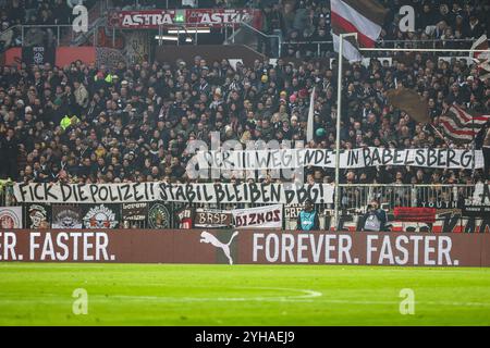 Amburgo, Germania. 9 novembre 2024. 1) Bundesliga - FC St. Pauli - FC Bayern München am 09.11.2024 im Millerntor-Stadion ad Amburgo Die St Pauli fan in der Südkurve/Suedkurve mit einem Spruchband/Banner/Transparent: Der III Weg endet a Babelsberg - Fick Die Polizei - Stabil bleiben BBG foto: Osnapix i regolamenti DFL vietano qualsiasi uso di fotografie come sequenze di immagini e/notizie o quasi-video Foto Stock