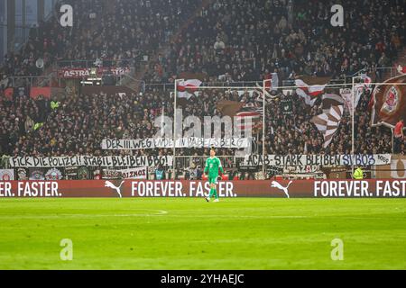 Amburgo, Germania. 9 novembre 2024. 1) Bundesliga - FC St. Pauli - FC Bayern München am 09.11.2024 im Millerntor-Stadion ad Amburgo Die St Pauli fan in der Südkurve/Suedkurve mit einem Spruchband/Banner/Transparent: Der III Weg endet a Babelsberg - Fick Die Polizei - Stabil bleiben BBG - ACAB Stark bleiben SVB03 foto: Osnapix DFL regolamento/Alquasi-Video proibizione di immagini/foto/Alquasi-Alamy/foto Foto Stock