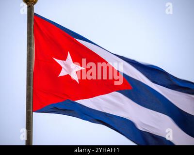 Cuba Flag sventolando sull'asta, primo piano. Bandiera di Cuba che sventola nel vento. Primo piano di una bandiera cubana che sventola nel vento su uno sfondo di cielo limpido. Bandiera Cuba a tutto campo Foto Stock