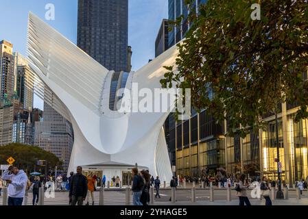 New York, New York - 3 novembre 2024: Immagine di strada al One World Trade Center Transportation Hub conosciuto come Oculus Foto Stock
