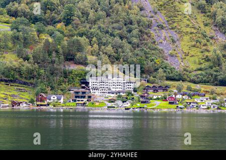 Hotel grande Fjord e cabine con campeggio nel villaggio di Geiranger sulle rive del Geirangerfjord, UNESCO. Patrimonio dell'umanità, Norvegia, 2024 Foto Stock