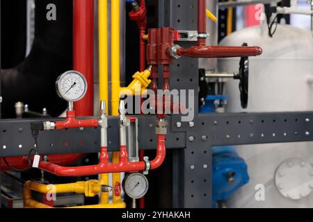 Primo piano dell'unità di refrigerazione industriale in una fabbrica alimentare. Messa a fuoco selettiva. Foto Stock