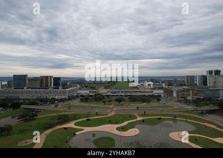 BRASILIA, BRASILE - 9 novembre 2024: Veduta aerea dell'asse Monumentale di Brasilia, Brasile. Foto di alta qualità Foto Stock