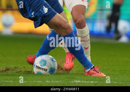 Augusta, Germania. 10 novembre 2024. Symbol Derbystar Ball nella partita FC AUGSBURG - TSG 1899 HOFFENHEIM 0-0 il 10 novembre 2024 ad Augusta, Germania. Stagione 2024/2025, 1.Bundesliga, FCA, giorno 10, 10.Spieltag fotografo: ddp Images/STAR-Images - LE NORMATIVE DFL VIETANO L'USO DI FOTOGRAFIE come SEQUENZE DI IMMAGINI e/o QUASI-VIDEO - crediti: ddp media GmbH/Alamy Live News Foto Stock