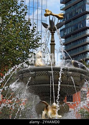 Toronto Canada / la famosissima fontana per cani di Berczy Park a Toronto. Foto Stock