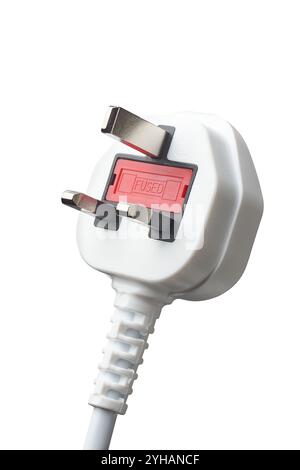 Connettore maschio di alimentazione c.a. a tre pin di colore bianco, sfondo bianco isolato, connettore maschio standard britannico o tipo G con denti rettangolari e fusibile incorporato per la protezione Foto Stock