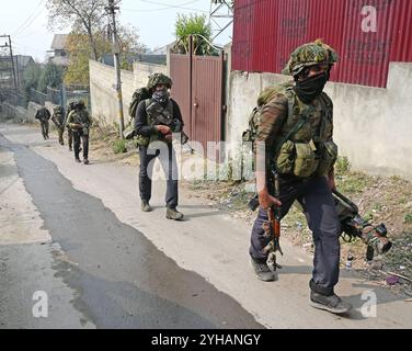 Srinagar, India. 10 novembre 2024. SRINAGAR, INDIA - 10 NOVEMBRE: Army para commandos si spostano verso il sito di incontro nell'area di Nishat, il 10 novembre 2024 a Srinagar, India. Un'operazione congiunta di polizia e forze di sicurezza lanciata nella foresta di Zabarwan, Srinagar, basata su informazioni specifiche sulla presenza di terroristi. Durante l'operazione si verificò uno scambio di fuoco. (Foto di Waseem Andrabi /Hindustan Times/Sipa USA ) credito: SIPA USA/Alamy Live News Foto Stock