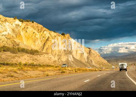 Gypsum interstate 70 Road con auto che guidano dalle scogliere del canyon della contea di Eagle Foto Stock